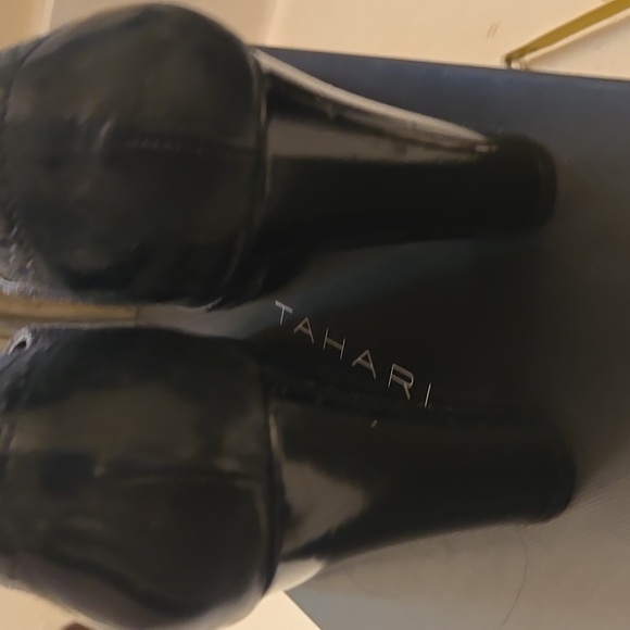 Tahari Black and Grey sz 9 heels. They are style TA-LORI - Picture 4 of 7